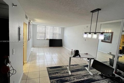 Copropriété à vendre à North Miami Beach, Floride: 2 chambres, 112.69 m2 № 1948399 - photo 22