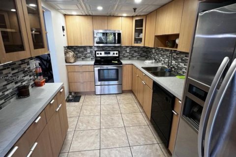 Copropriété à vendre à North Miami Beach, Floride: 2 chambres, 112.69 m2 № 1948399 - photo 1