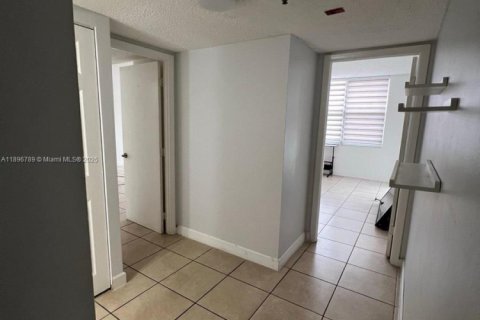 Copropriété à vendre à North Miami Beach, Floride: 2 chambres, 112.69 m2 № 1948399 - photo 16