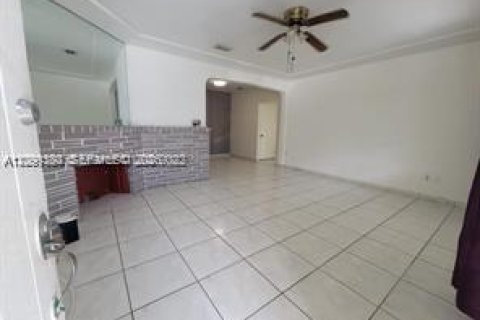 Villa ou maison à louer à Miami Beach, Floride: 2 chambres, 195.84 m2 № 2397423 - photo 2