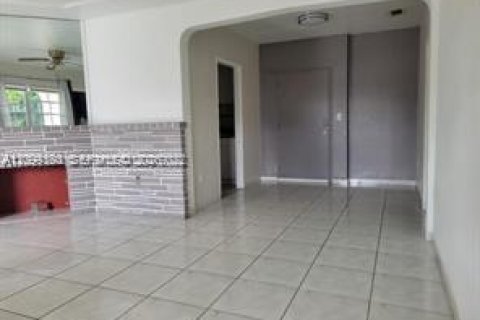 Villa ou maison à louer à Miami Beach, Floride: 2 chambres, 195.84 m2 № 2397423 - photo 3