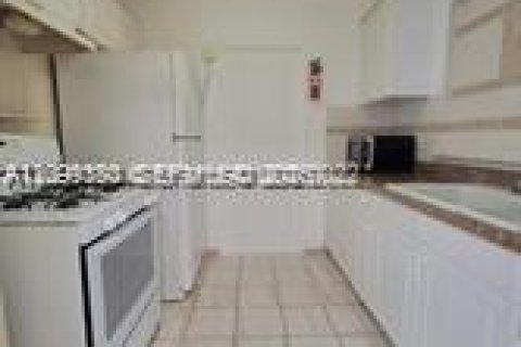 Villa ou maison à louer à Miami Beach, Floride: 2 chambres, 195.84 m2 № 2397423 - photo 4