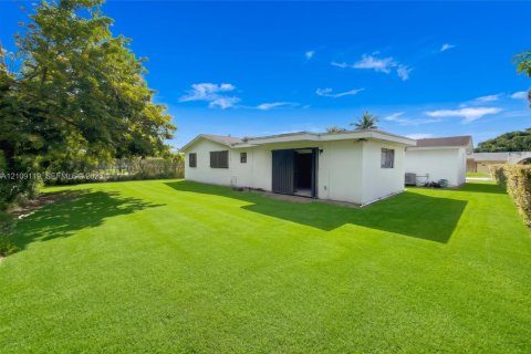 Купить виллу или дом в Майами-Гарденс, Флорида 5 спален, 228.91м2, № 2422902 - фото 2