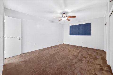 Купить виллу или дом в Майами-Гарденс, Флорида 5 спален, 228.91м2, № 2422902 - фото 11