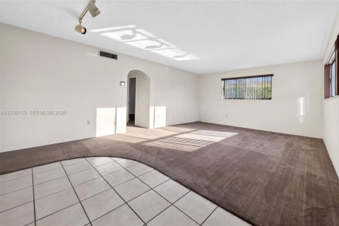 Купить виллу или дом в Майами-Гарденс, Флорида 5 спален, 228.91м2, № 2422902 - фото 3