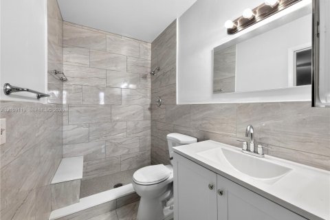 Купить виллу или дом в Майами-Гарденс, Флорида 5 спален, 228.91м2, № 2422902 - фото 13