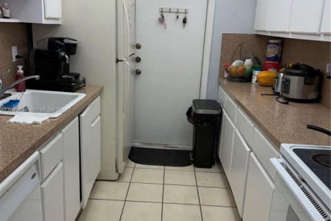 Condominio en alquiler en Miami, Florida, 2 dormitorios, 92.9 m2 № 2075244 - foto 4