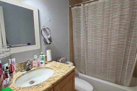 Condominio en alquiler en Miami, Florida, 2 dormitorios, 92.9 m2 № 2075244 - foto 9