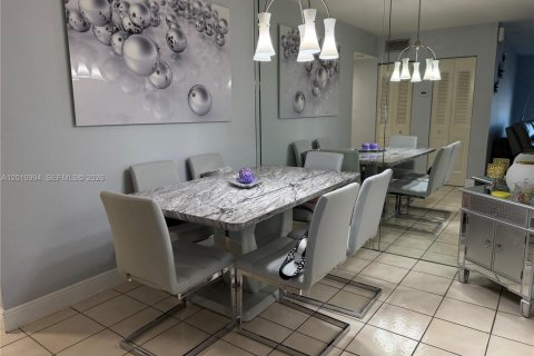 Condominio en alquiler en Miami, Florida, 2 dormitorios, 92.9 m2 № 2075244 - foto 2
