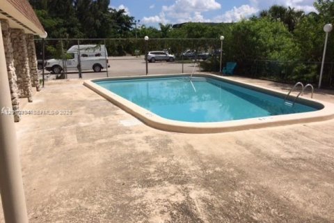 Condominio en alquiler en Miami, Florida, 2 dormitorios, 92.9 m2 № 2075244 - foto 11