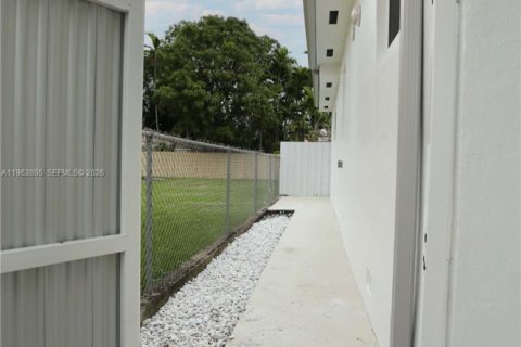 Casa en alquiler en Miami, Florida, 2 dormitorios, 154.31 m2 № 2025483 - foto 18