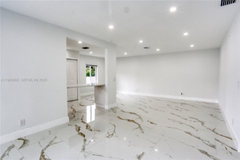 Casa en alquiler en Miami, Florida, 2 dormitorios, 154.31 m2 № 2025483 - foto 7