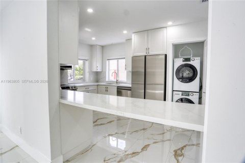 Casa en alquiler en Miami, Florida, 2 dormitorios, 154.31 m2 № 2025483 - foto 4