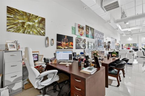Commercial property in Miami, Florida № 1986937 - photo 14