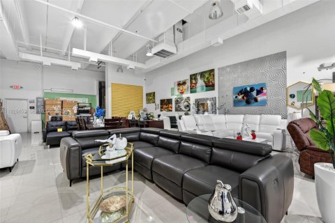 Commercial property in Miami, Florida № 1986937 - photo 8