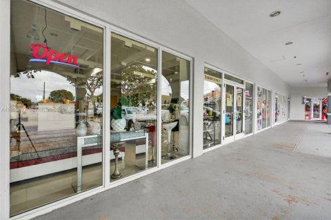Commercial property in Miami, Florida № 1986937 - photo 17