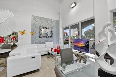 Commercial property in Miami, Florida № 1986937 - photo 2