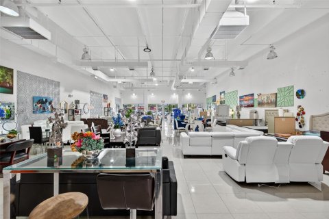 Commercial property in Miami, Florida № 1986937 - photo 11