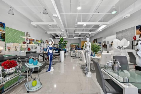 Commercial property in Miami, Florida № 1986937 - photo 3