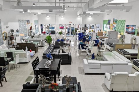 Commercial property in Miami, Florida № 1986937 - photo 1