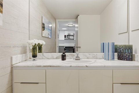 Condo in Miami Beach, Florida, 1 bedroom  № 1996546 - photo 10