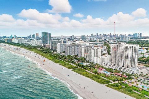 Condo in Miami Beach, Florida, 1 bedroom  № 1996546 - photo 17