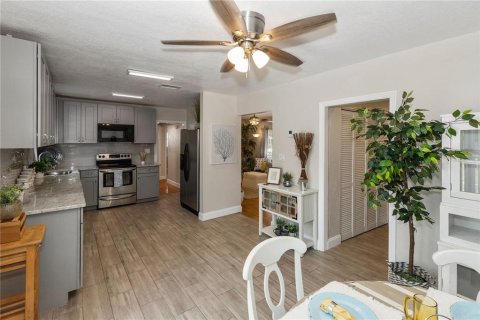 House in Saint Petersburg, Florida 3 bedrooms, 122.72 sq.m. № 1725697 - photo 12
