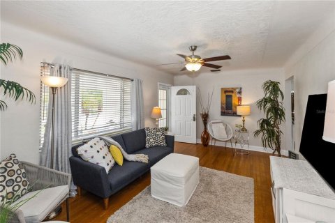 House in Saint Petersburg, Florida 3 bedrooms, 122.72 sq.m. № 1725697 - photo 17