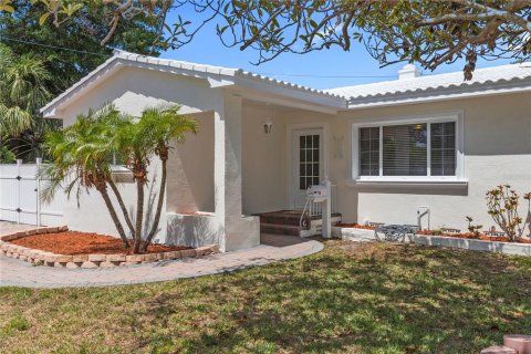 House in Saint Petersburg, Florida 3 bedrooms, 122.72 sq.m. № 1725697 - photo 3