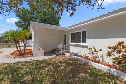 House in Saint Petersburg, Florida 3 bedrooms, 122.72 sq.m. № 1725697 - photo 1
