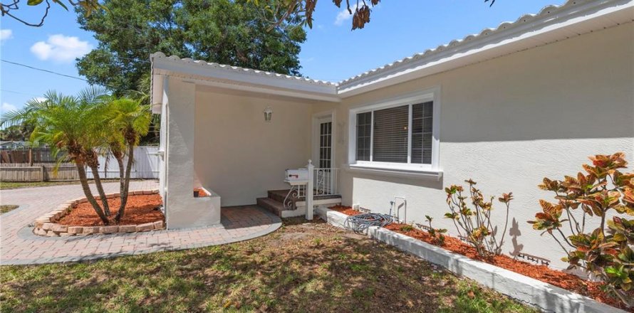 House in Saint Petersburg, Florida 3 bedrooms, 122.72 sq.m. № 1725697