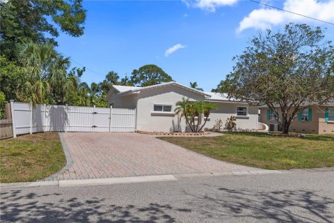 House in Saint Petersburg, Florida 3 bedrooms, 122.72 sq.m. № 1725697 - photo 4