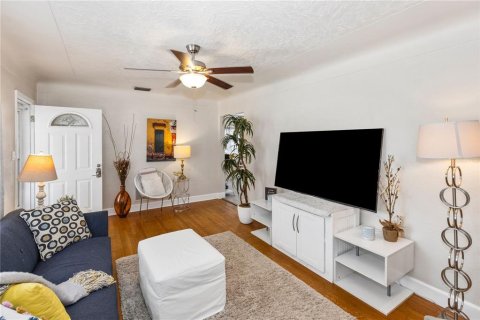 House in Saint Petersburg, Florida 3 bedrooms, 122.72 sq.m. № 1725697 - photo 15