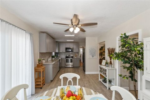 House in Saint Petersburg, Florida 3 bedrooms, 122.72 sq.m. № 1725697 - photo 13