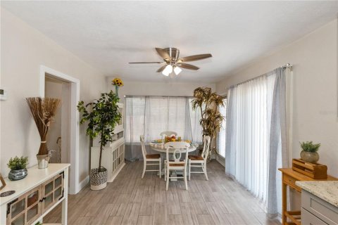 House in Saint Petersburg, Florida 3 bedrooms, 122.72 sq.m. № 1725697 - photo 11