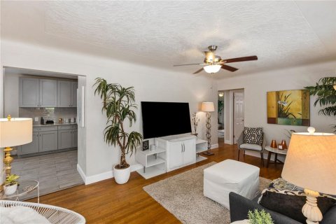 House in Saint Petersburg, Florida 3 bedrooms, 122.72 sq.m. № 1725697 - photo 18