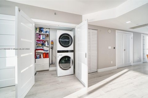 Купить кондоминиум в Халландейл-Бич, Флорида 3 спальни, 145.95м2, № 1927874 - фото 19