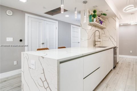 Купить кондоминиум в Халландейл-Бич, Флорида 3 спальни, 145.95м2, № 1927874 - фото 18