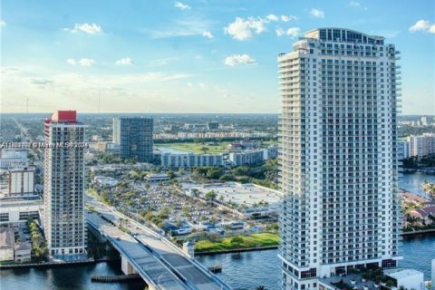 Купить кондоминиум в Халландейл-Бич, Флорида 3 спальни, 145.95м2, № 1927874 - фото 1