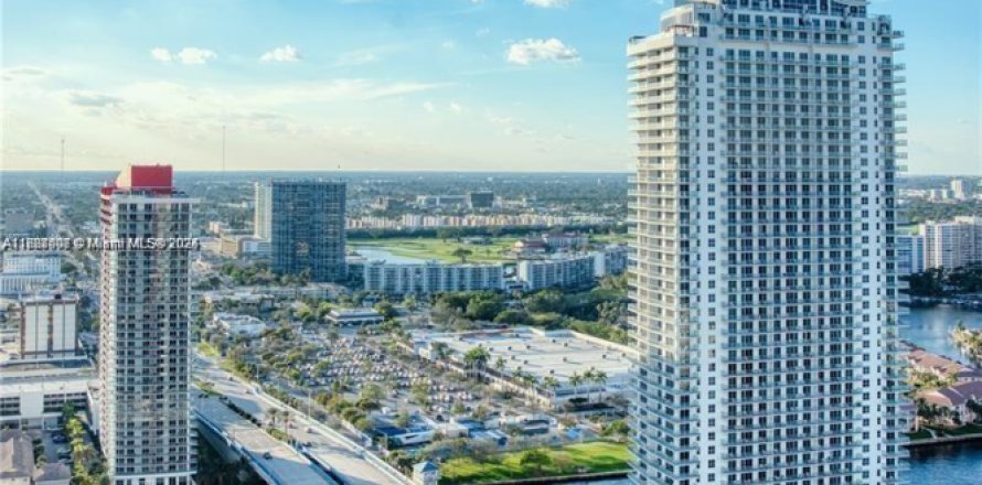 Кондоминиум с 3 спальнями в Халландейл-Бич, Флорида № 1927874