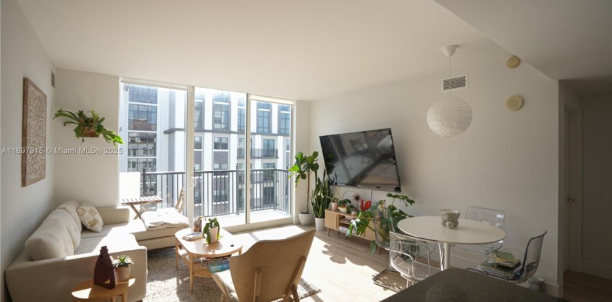 Кондоминиум с 2 спальнями в Корал-Гейблс, Флорида № 1952158