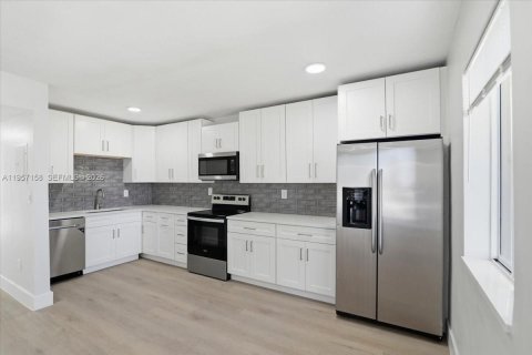 House in Pompano Beach, Florida 3 bedrooms, 102.01 sq.m. № 2011292 - photo 3