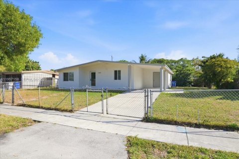 House in Pompano Beach, Florida 3 bedrooms, 102.01 sq.m. № 2011292 - photo 23
