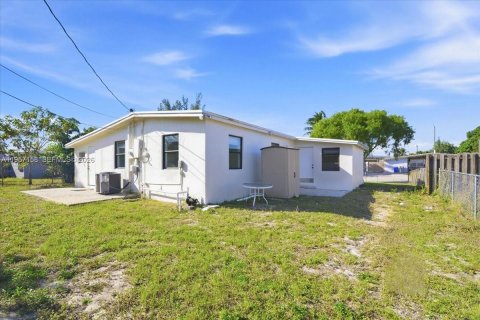 House in Pompano Beach, Florida 3 bedrooms, 102.01 sq.m. № 2011292 - photo 17