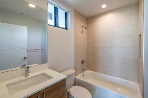 Townhouse in Miami, Florida 4 bedrooms № 2020684 - photo 9