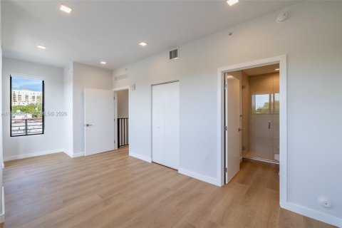 Townhouse in Miami, Florida 4 bedrooms № 2020684 - photo 6