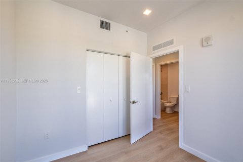 Townhouse in Miami, Florida 4 bedrooms № 2020684 - photo 8