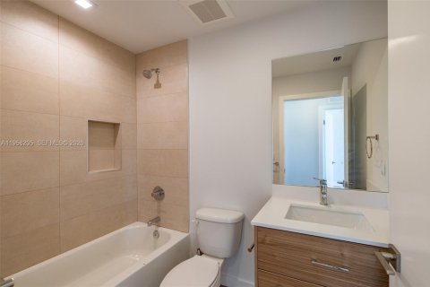 Townhouse in Miami, Florida 4 bedrooms № 2020684 - photo 11