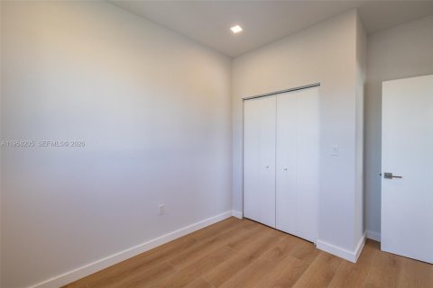 Townhouse in Miami, Florida 4 bedrooms № 2020684 - photo 10