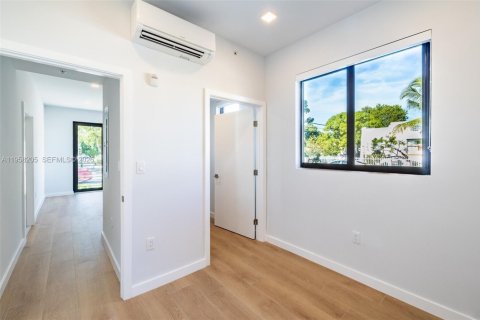 Townhouse in Miami, Florida 4 bedrooms № 2020684 - photo 12